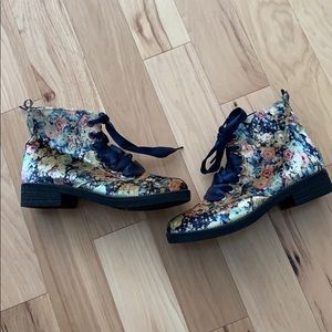 Never worn Dirty Laundry velvet boots